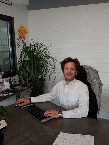 Jörg Berberich, Inhaber, an seinem Schreibtisch