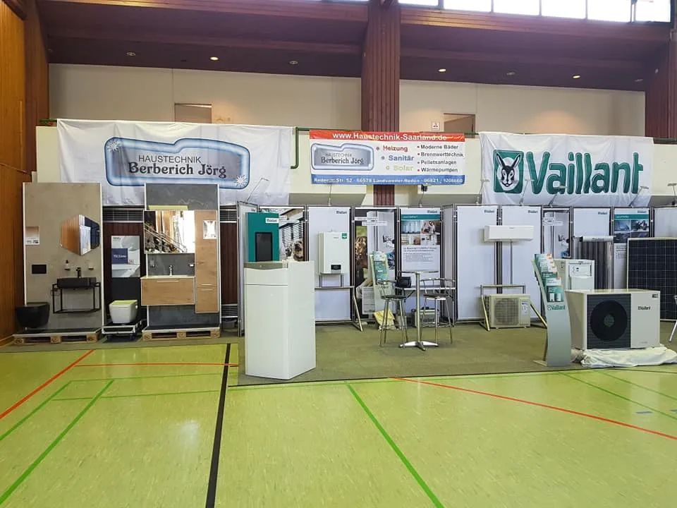 Messestand von Haustechnik Berberich mit Heizgeräten, Bad-Ausstellung und Wärmepumpe