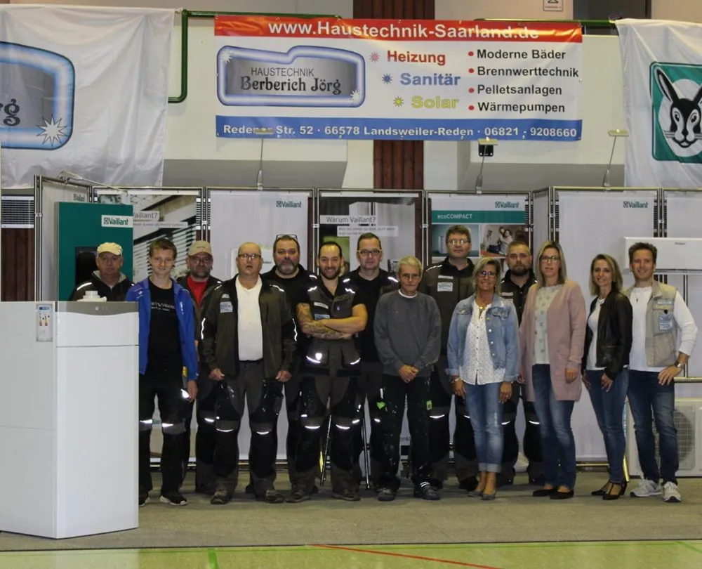 Das Team von Haustechnik Berberich vor dem eigenen Messestand